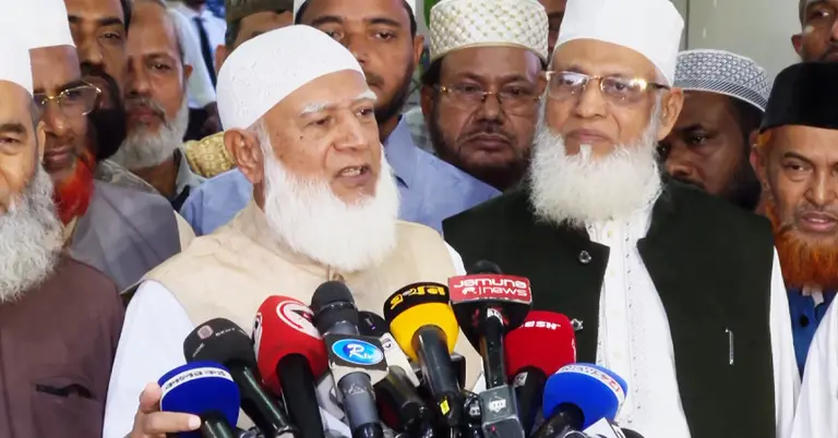 দেশে ফিরে সাংবাদিকদের সঙ্গে কথা বলেছেন জামায়াত আমির ডা. শফিকুর রহমান